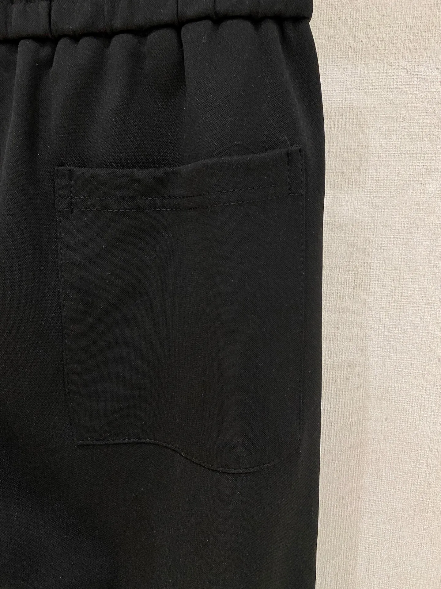 🅿️720 LV hot-selling suit is coming. Focus on the original version of the official website. 2025 new hot-selling cardigan suit. The original order is the best. 🇭🇰The meticulous work of top designers. It has a fitting and perfect upper body effect. All-natural high-quality Tencel Roman cotton 100%, close-fitting comfort, noble and elegant! Original hardware embodies elegance and nobility! Counter size: M-3XL (maximum wear up to 190 pounds)